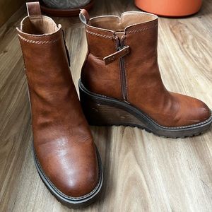 Zodiac Julia wedge ankle boots in cognac. Slight visible wear in the wedge.